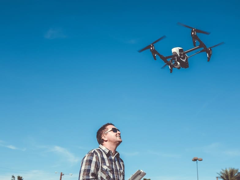 Mio "cuggino" vuole le riprese col drone. Posso farle?